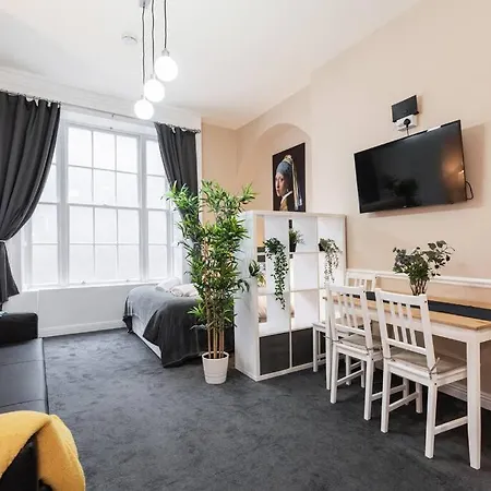 Spacious Georgian Studio *